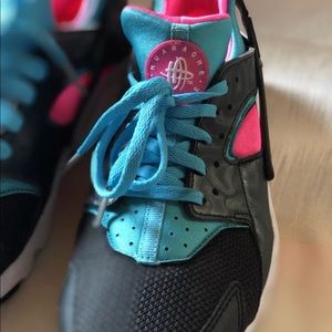 Women’s Huaraches Sz 7